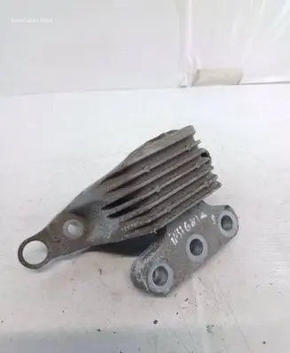 Engine mount bracket