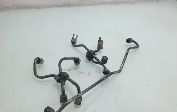 Toyota Corolla Verso AR10 Fuel injector supply line/pipe 