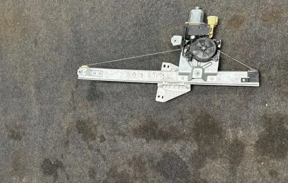 Rear window lifting mechanism without motor