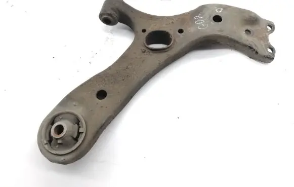 Toyota Avensis T270 Front lower control arm/wishbone
