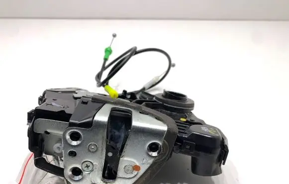 Toyota Auris E180 Front door lock 