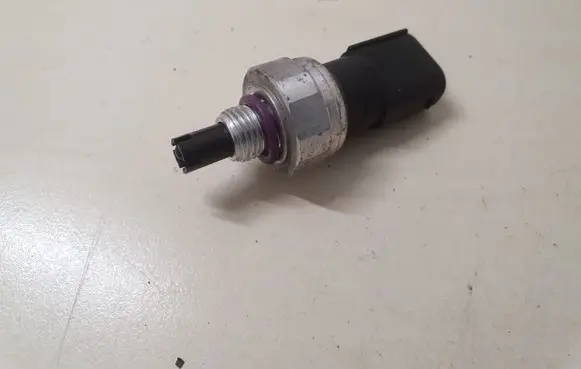 Mercedes-Benz E W211 Air conditioning (A/C) pressure sensor A2038300472