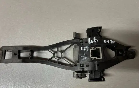 Rear door exterior handle/bracket