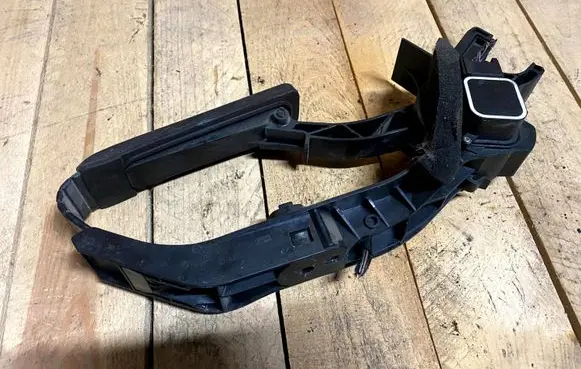 Mercedes-Benz C W203 Accelerator throttle pedal A2033000104 2033000104