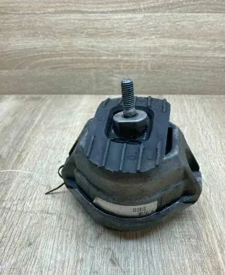 BMW 5 E60 E61 Engine mount bracket 6770726 150346