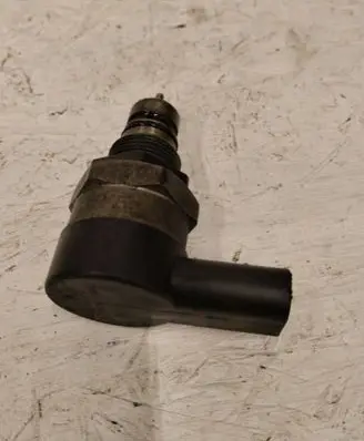 BMW 5 E60 E61 Fuel pressure regulator 281002481 12625583