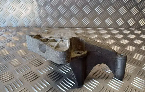 Volkswagen PASSAT B6 Engine mounting bracket 03G199207E