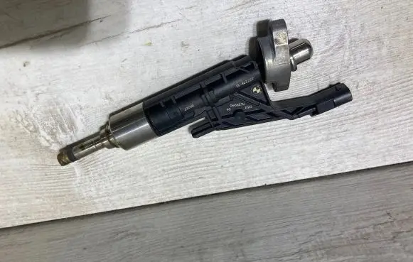BMW X1 F48 F49 Fuel injector 7639990