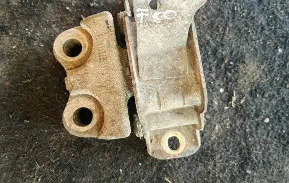 Fiat 500L Engine mounting bracket