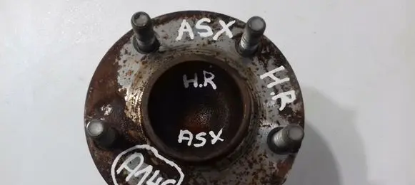 Rear wheel hub spindle/knuckle