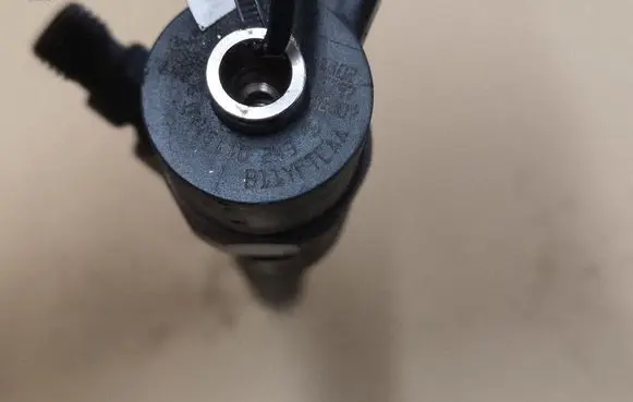 Opel Zafira B Fuel injector 0445110243