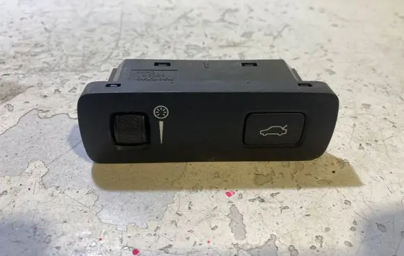 Volvo XC90 Tailgate opening switch 31376510 15W125 T15120345501