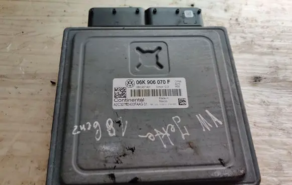 Volkswagen Jetta VI Engine control unit/module 06K906070F