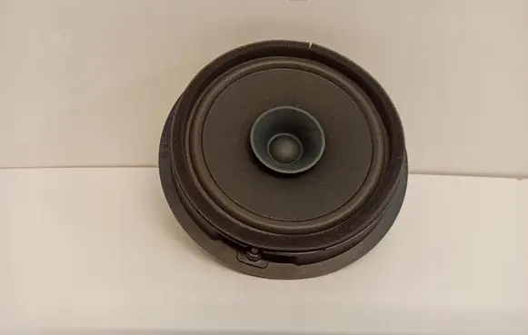 Suzuki Swift III Rear door speaker