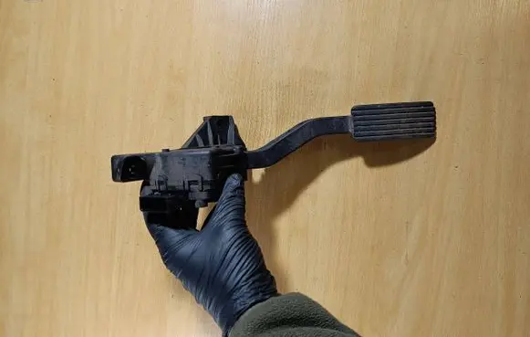 Mitsubishi Colt Accelerator throttle pedal MR955216 6PV00886602 A4543800104