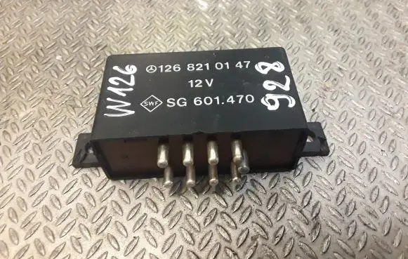 Mercedes-Benz S W126 Seat heating relay 1268210147 A1268210147