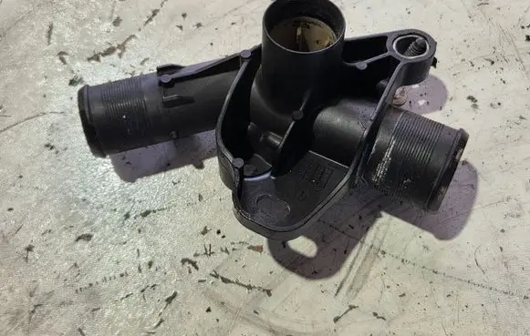 Engine coolant pipe/hose