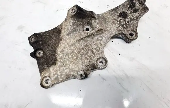 Engine mounting bracket