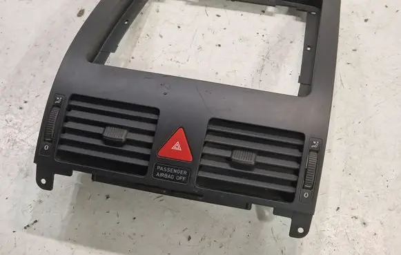 Volkswagen Touran I Dash center air vent grill