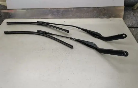 BMW 1 E81 E87 Front wiper blade arm 61617169971 61617169972 7169971