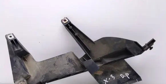 Headlight/headlamp mounting bracket
