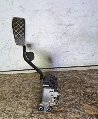 Volkswagen PASSAT B5 Accelerator throttle pedal 8E2721523