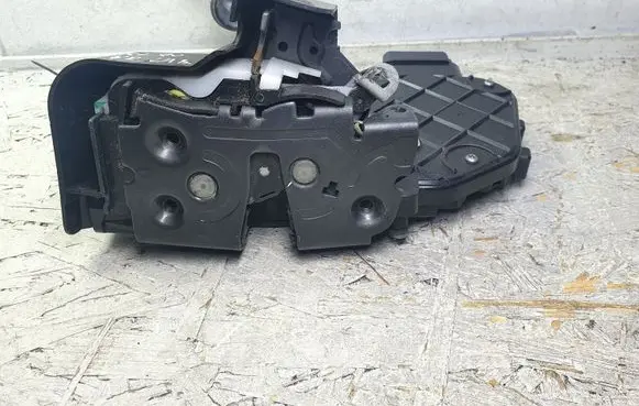 Volvo V70 Front door lock 31253674