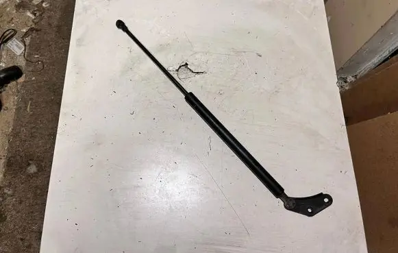Toyota Avensis T250 Front bonnet/hood damper/strut 6895005061 5126VQ0565N