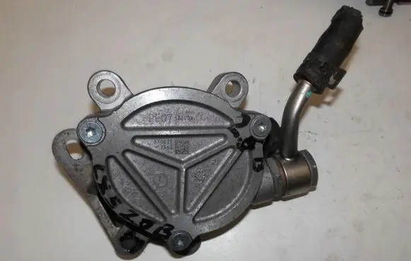 Mazda 6 Vacuum pump PE0718G00A