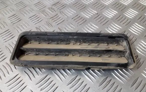 Quarter panel pressure vent