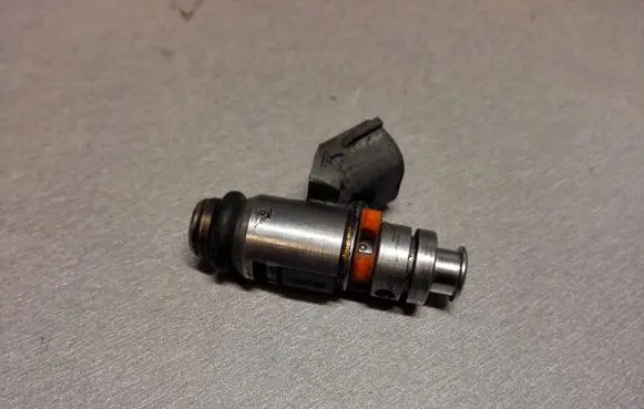 Volkswagen Golf IV Fuel injector 036031G