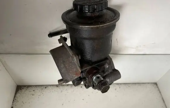 Toyota Avensis Verso Power steering pump