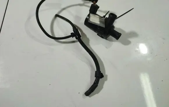 Audi Q7 4L Windscreen/windshield washer pump 1L0955651
