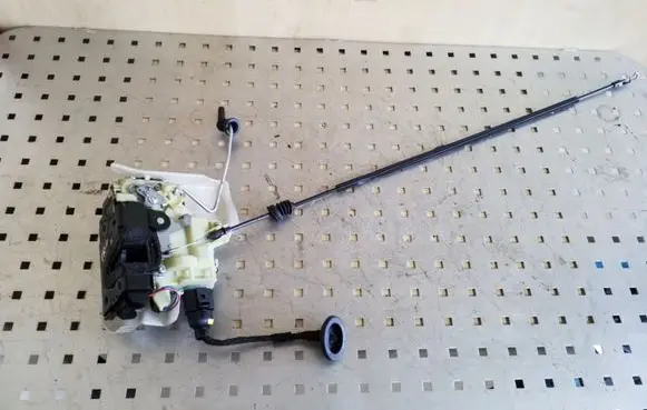 Volkswagen Polo IV 9N3 Front door lock 