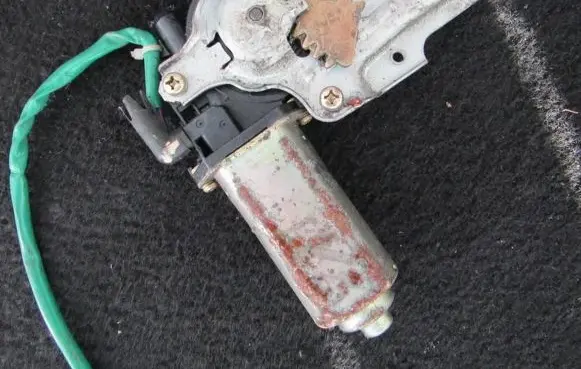 Toyota Yaris Front door window regulator motor
