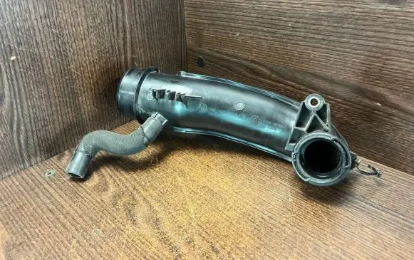 Opel Vivaro Turbo air intake inlet pipe/hose 65752889R 93452234