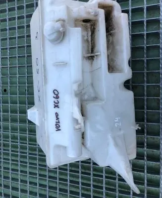 Volvo XC70 Windshield washer fluid reservoir/tank