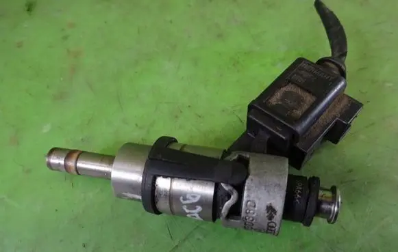 Volkswagen PASSAT B6 Fuel injector 06D133036D