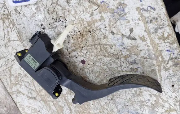 Skoda Octavia Mk1 (1U) Accelerator throttle pedal 1J1721503K 972210263YB3 0281002342