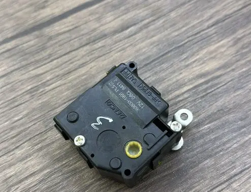 Lexus IS III XE30 Air flap motor/actuator 0638001991