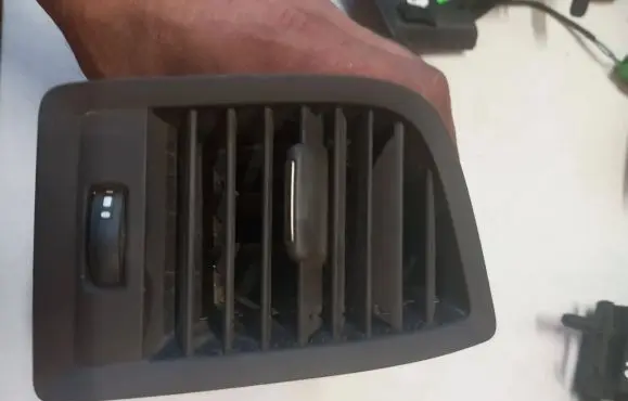 Volvo XC60 Dashboard side air vent grill/cover trim 1009820