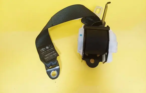 Toyota Avensis T250 Rear seatbelt 7337005081