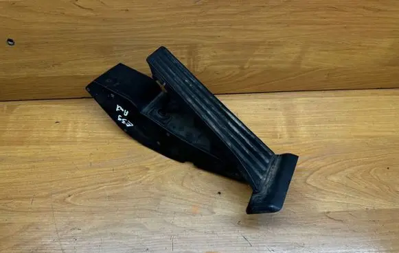BMW 5 E39 Accelerator throttle pedal 6756492 25916010