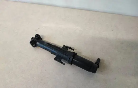 BMW 6 F12 F13 Headlight washer spray nozzle 7246088
