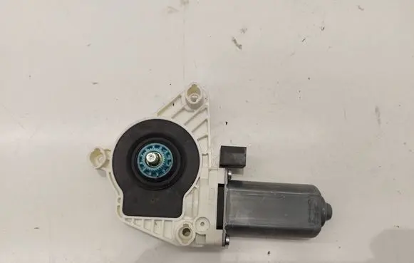 Volkswagen PASSAT B8 Front door window regulator motor 5Q4959802B 1036C22941100