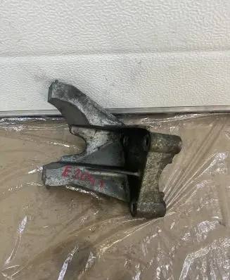 Peugeot 307 Engine mounting bracket 9638770480 E2041