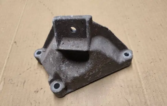 Chrysler 300M Engine mounting bracket