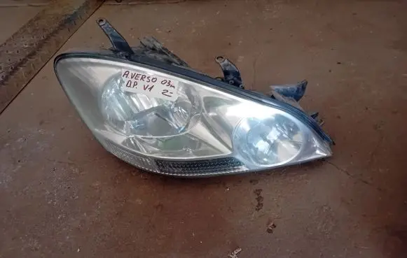 Toyota Avensis Verso Headlight/headlamp