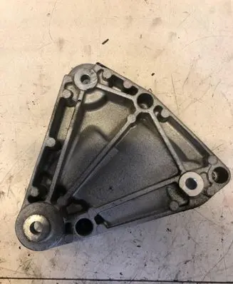 Opel Mokka Engine mounting bracket 55577637