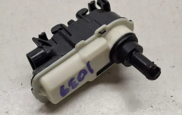 BMW 5 G60 G61 Fuel tank cap lock motor 9447698